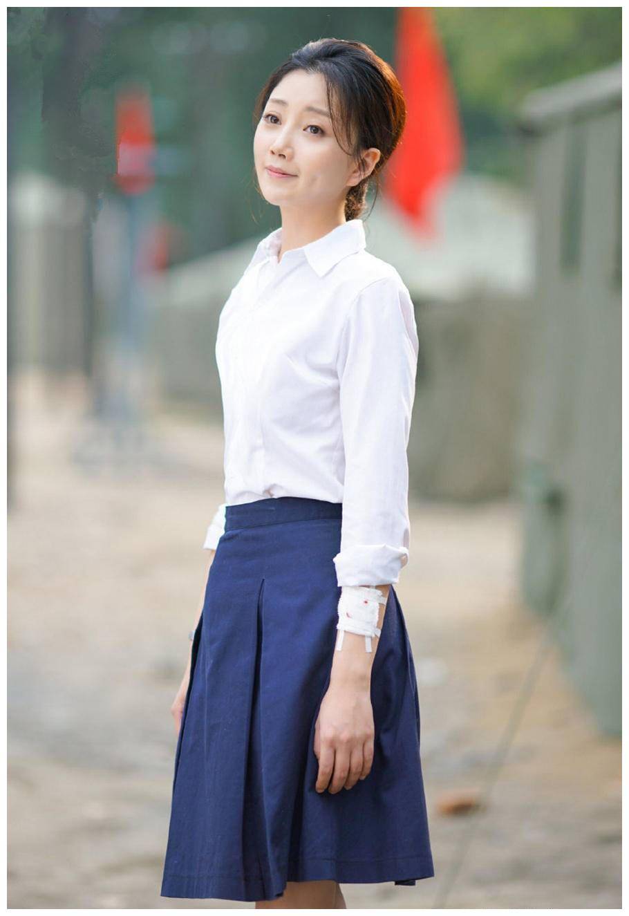 殷桃年过四十身材保持良好,一身黑衣简约帅气,素颜美得舒服自然_黑色