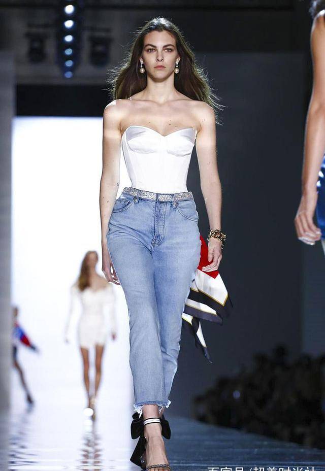 左边是vittoriaceretti,右边是模二代kaiagerber,两人的背影简直是