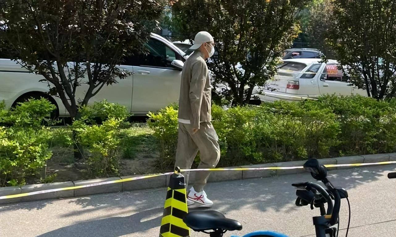 穿搭时尚站在人群中的他十分惹眼,背影出镜的于和伟,对比路人身高的确