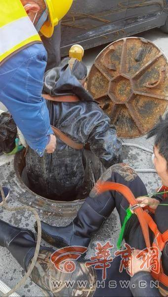 西安一3岁男孩掉入下水道被冲走目前全力搜救中