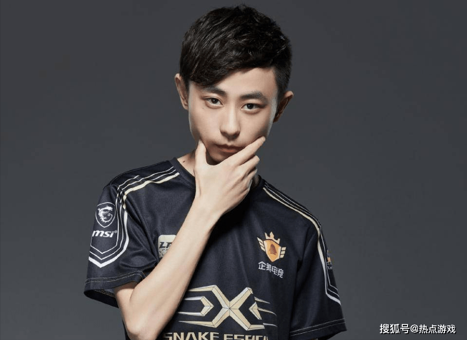 水晶哥跨界玩《恐怖航线》,一把弓箭百发百中,网友