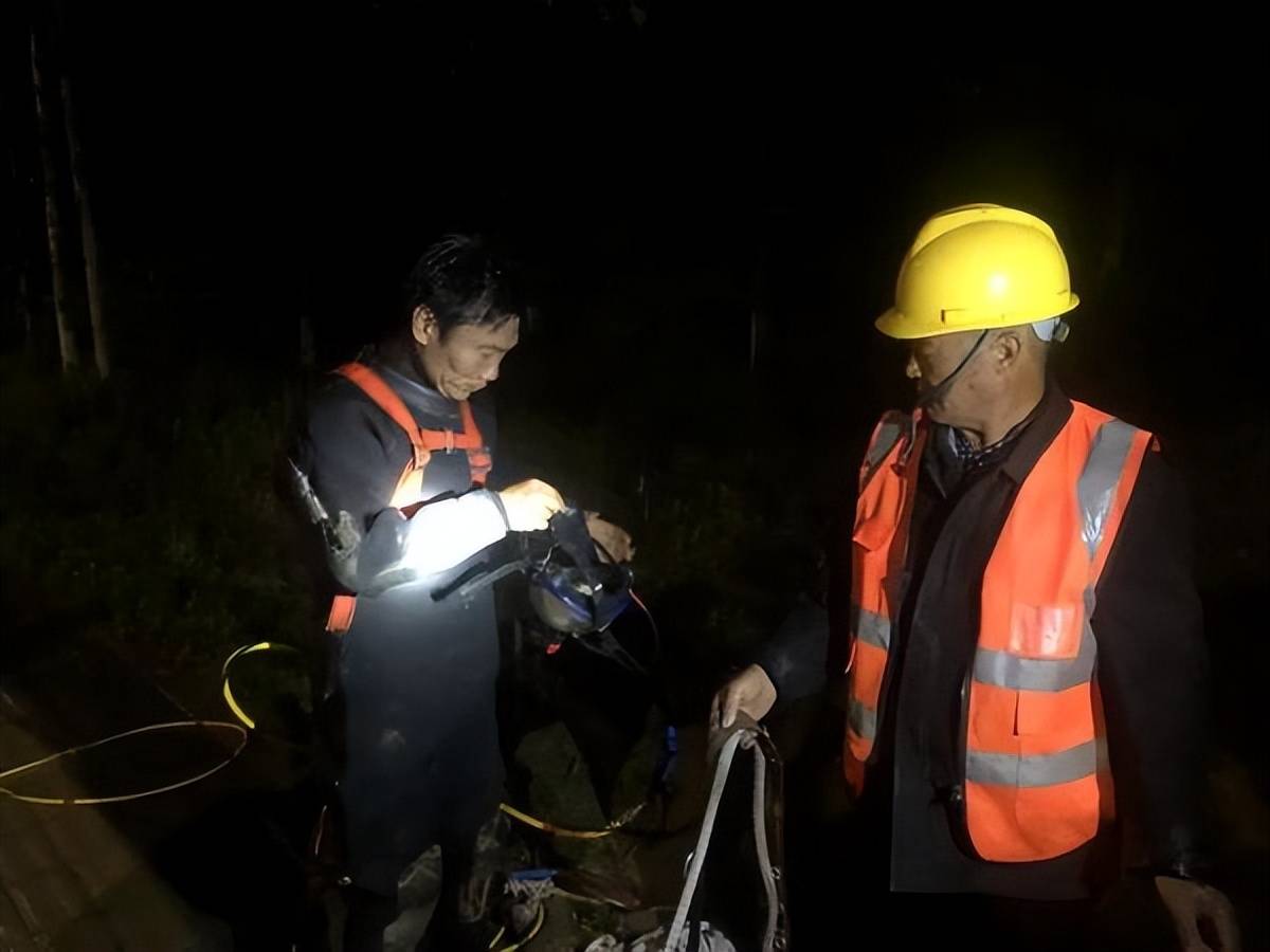 三岁儿子掉进下水道爸爸眼睁睁看着孩子被冲走失联已超70小时