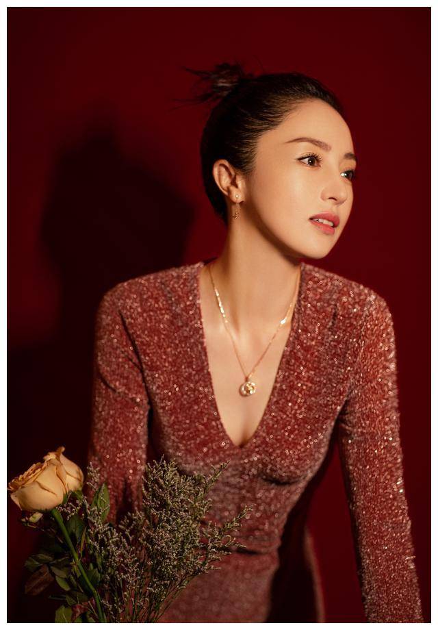 董璇离婚活成大女主,一袭亮片人鱼裙美艳妩媚,"贵妃躺"太撩人_礼服