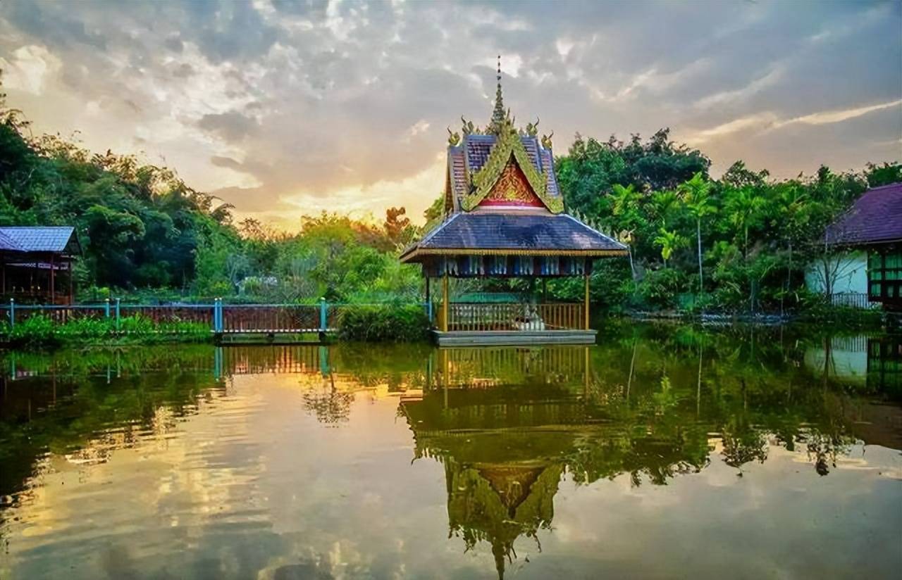 原创
西双版纳有一种“谜”样的树皮衣,可是想做一件衣服,却挺不容易
