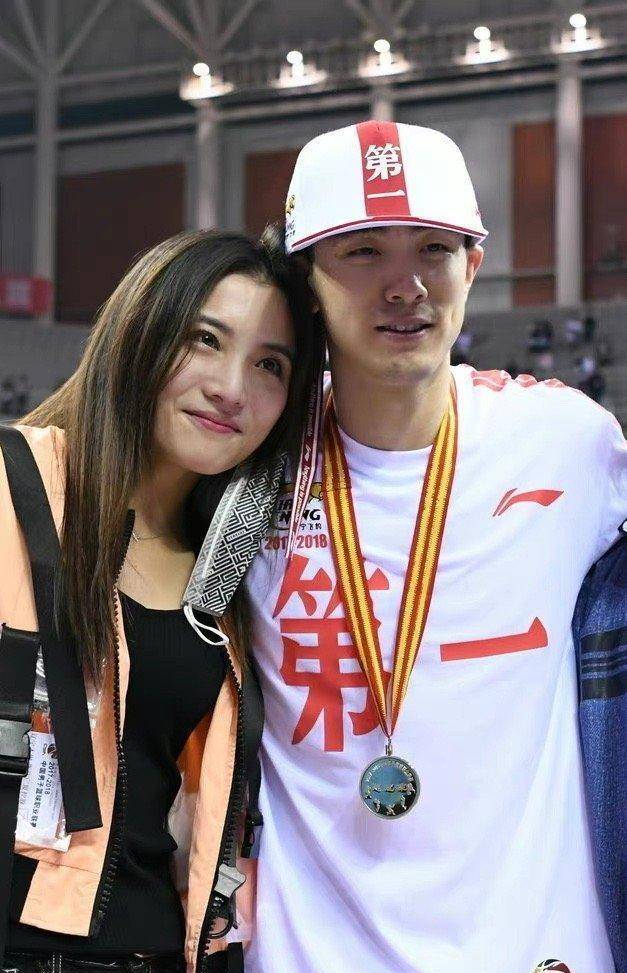 王君瑞代替赵继伟表态的引子是北京首钢队球迷的这样一名留言,"为了