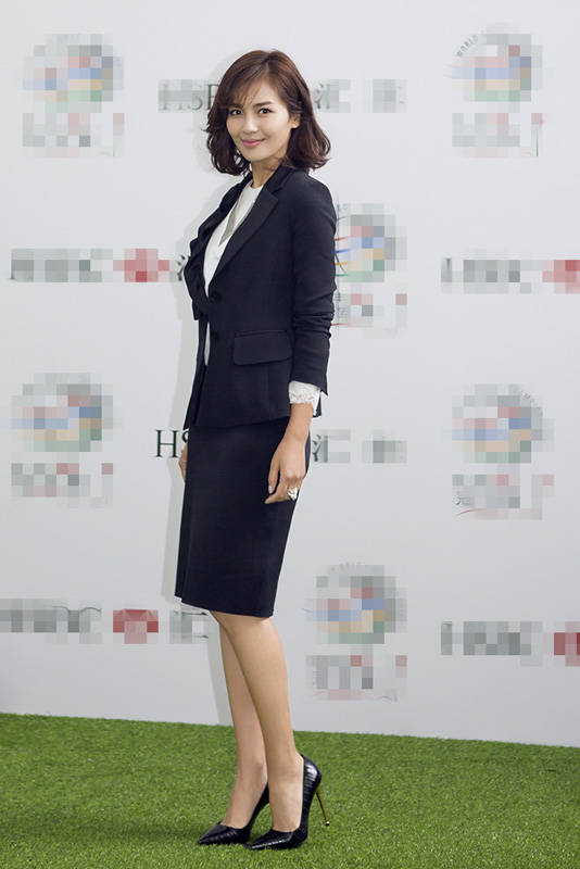 难怪刘涛总是穿长裙,当看到她穿短裤的"仙鹤腿"后,41岁太真实_高跟鞋