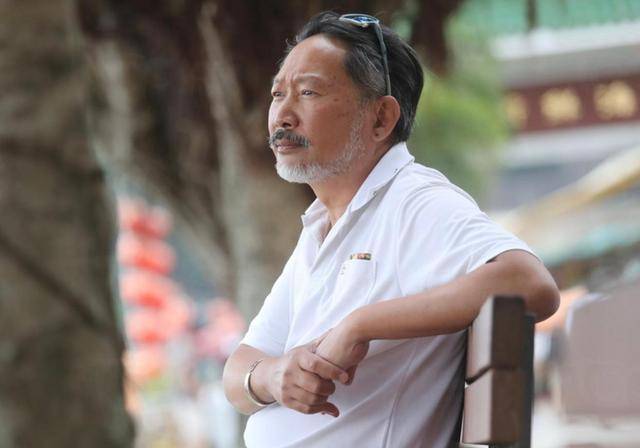 58岁黄文标离巢tvb生活艰辛,四处打零工,无奈与小24岁女友分手_角色