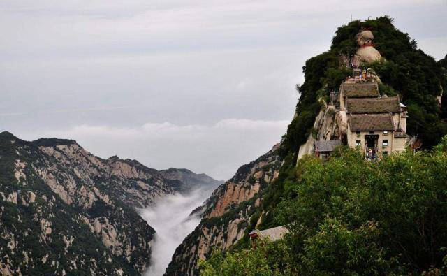 华山88岁老道，用几个小洞开辟了一条路，700年后依旧还在用