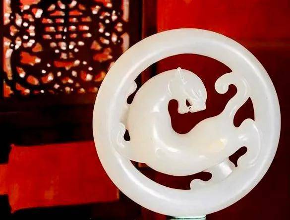 u*0様 漢時代 和田玉 高古玉 虎　紋彫り件 時代物 中国古美術 骨董品本玉 博物館展示品 来歴有 2058 戦国～漢時代 和田玉虎 寸法約11.2cm×約8.5