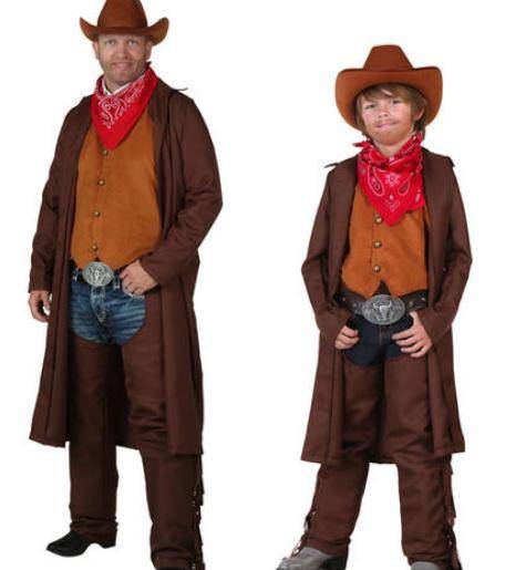 窦靖童穿着一条"开裆裤",皮裤造型,应该来自国外的西部牛仔.