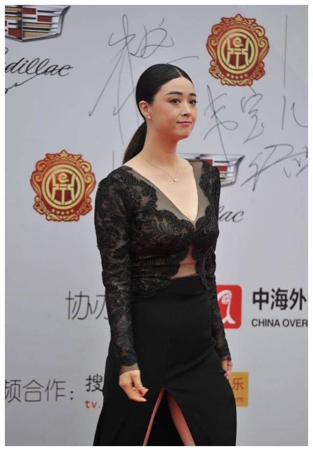 蒋欣对身材太自信,"多肉身材"偏穿紧身裙,看着太抢镜了_裙子_要素