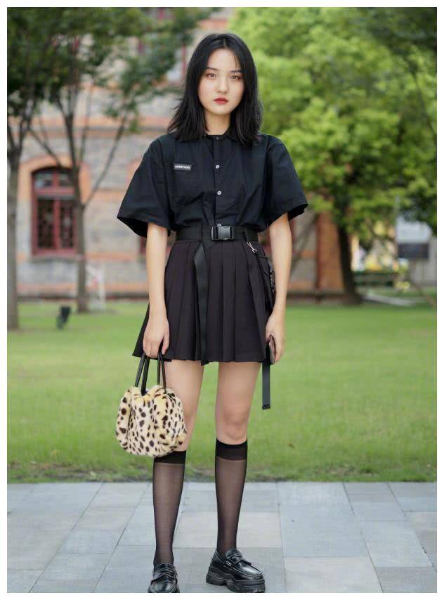 原创这个小姐姐不简单拿中袜配拖鞋谁注意到3999的标价