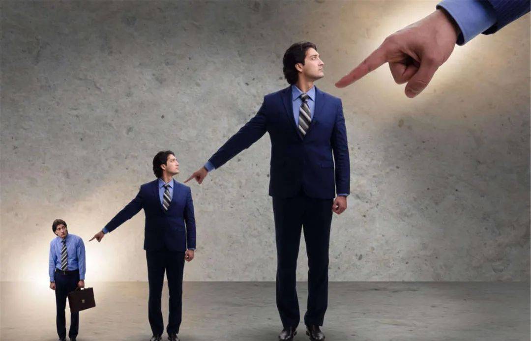 了一颗"随时踢猫"的种子,最后演变成家庭暴力和群体暴力,网络暴力事件