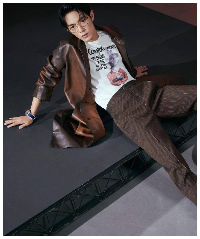 有种"反比例"穿搭叫肖战,颜色有多丑人就有多酷,靠纯颜值放肆_牛仔裤