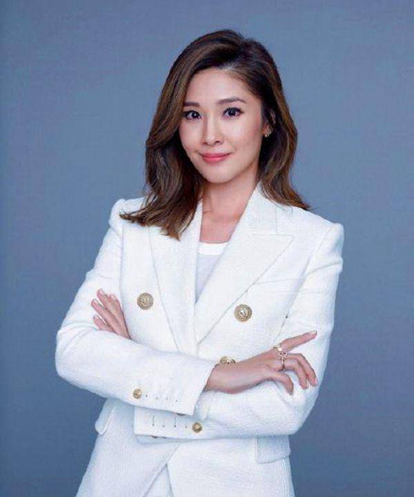 原创46岁港姐翁嘉穗晒时尚照片大秀完美身材嫁富商今美貌依旧