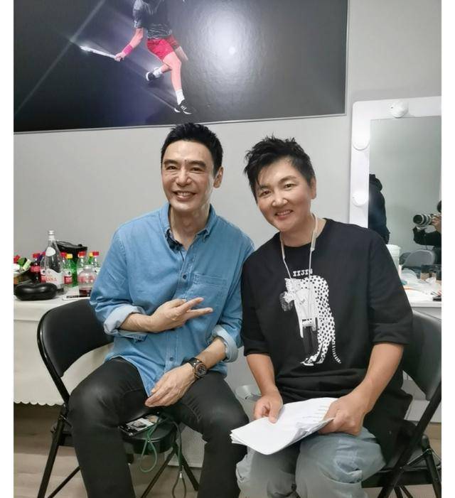 原创67岁钟镇涛状态好年轻与孙楠合影气质艳压大16岁却像同龄人