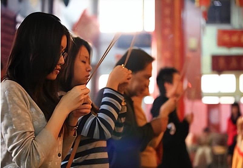 祭拜别人祖先,到朋友家拜访经过神明厅需要打招呼吗?_祭祀_家族_禁忌