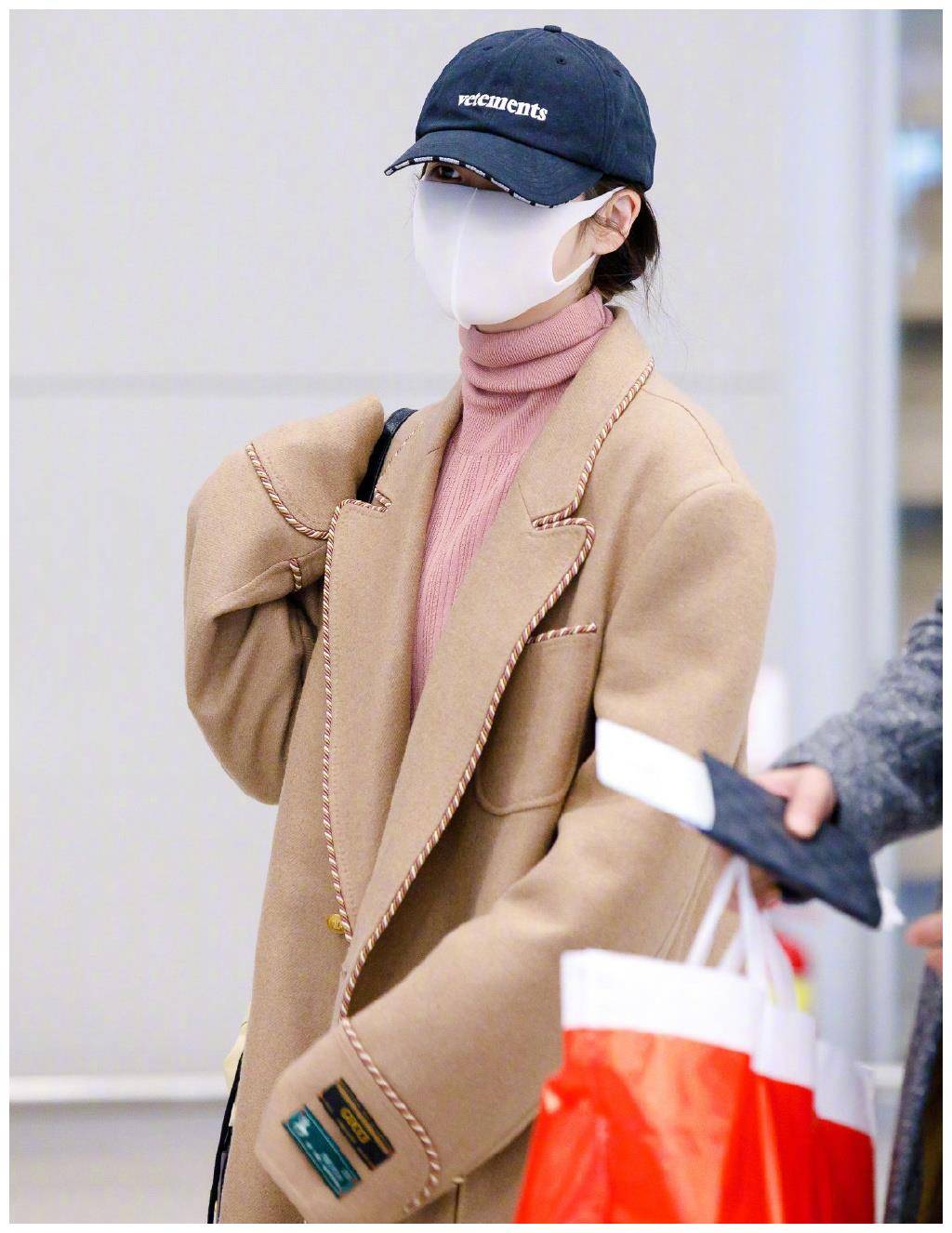 iu李知恩只有162cm,穿呢外套走机场,五五分居然也有范?