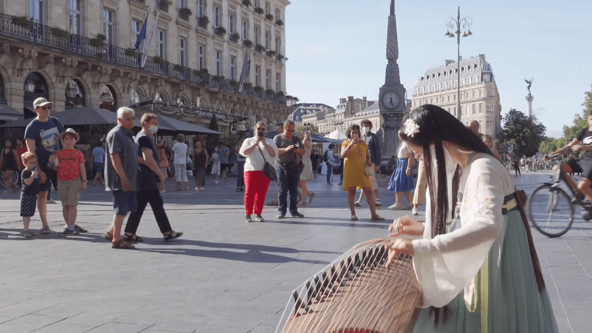 法国街头弹古筝最新图片