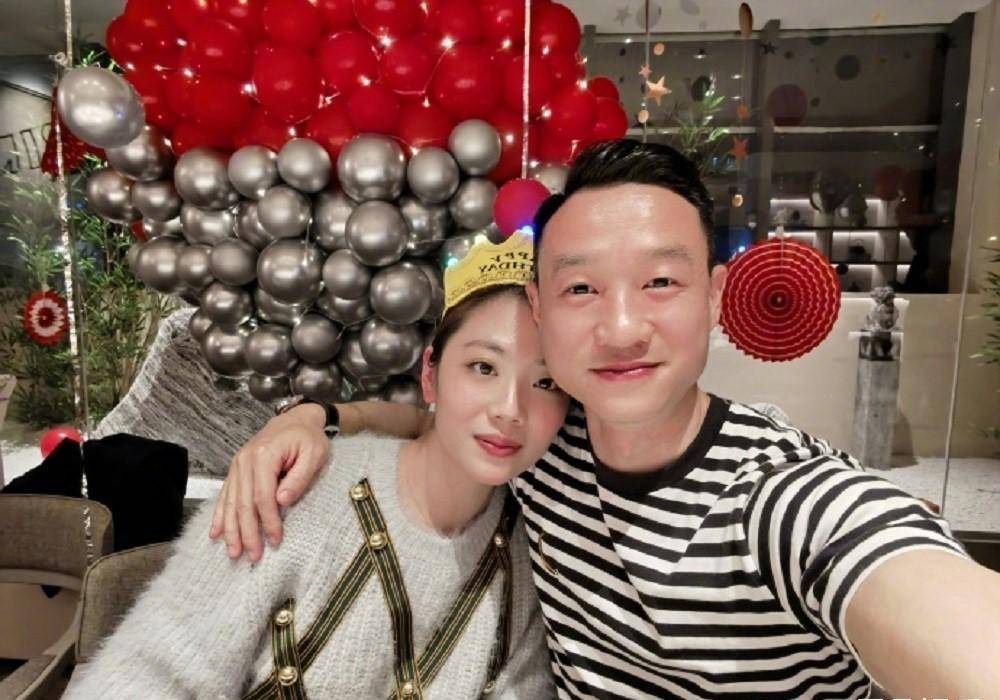 前几日,杨威妻子杨云37岁生日,杨威在社交平台晒出为老婆庆生的视频.