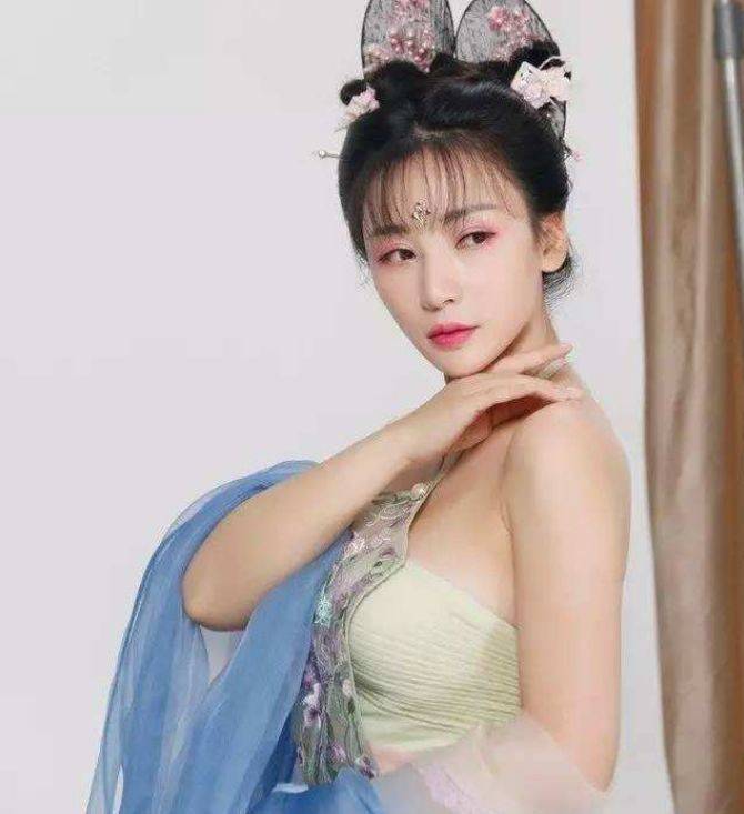 女明星穿肚兜柳岩不算啥杨幂最有料最迷人的是她