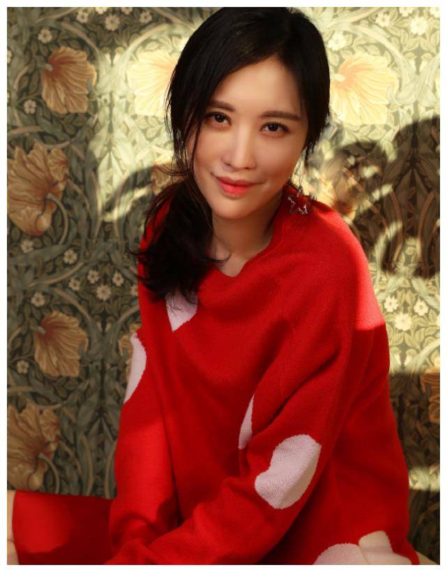 田朴珺生日晒照,完美身材穿出少女感,却未见王石送祝福_形象_裙子