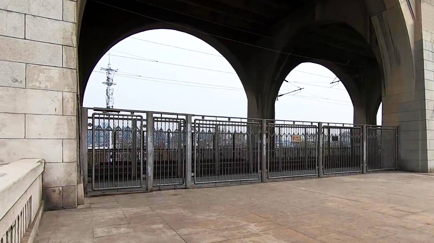 长江大桥上有座僻静的观景平台，近距离看火车驶过，充满武汉特色