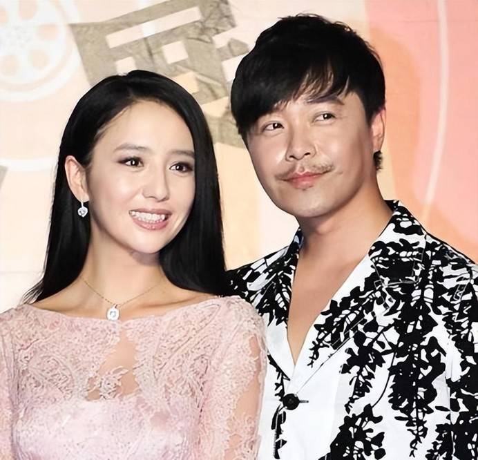 原创陈思诚佟丽娅离婚后同框，丫丫为前夫整理衣服，两人地位发生转变