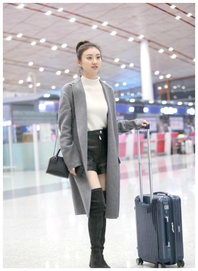 景甜真胆大打底裤直接外穿拍写真奇葩造型全靠过膝靴撑着