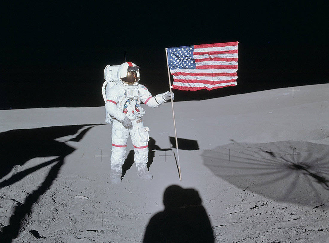 看到月球上的五星红旗,美国登月又被质疑,美国国旗为何会飘动?
