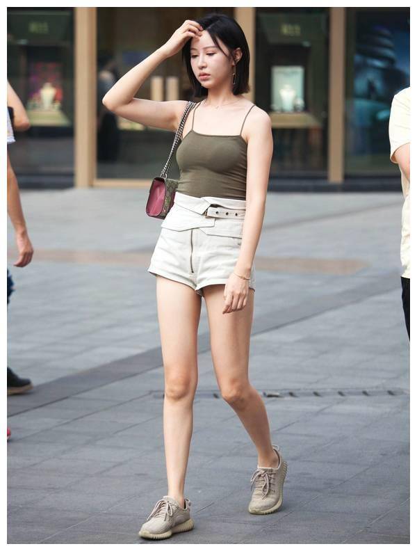 美女街拍身材丰腴的大姐姐喇叭牛仔裤的穿搭更显性感魅力