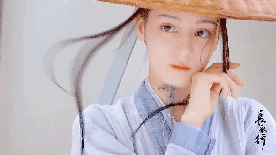 最近电视剧《长歌行》热播,随后拍摄花絮流出,这条视频揭秘了演员在