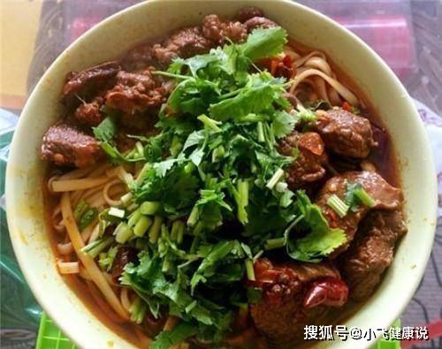 想吃牛肉面不用买，在家做一碗，肉管饱面筋道，比方便面还好吃