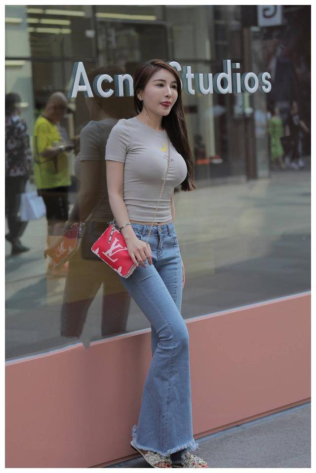 美女街拍身材丰腴的大姐姐喇叭牛仔裤的穿搭更显性感魅力