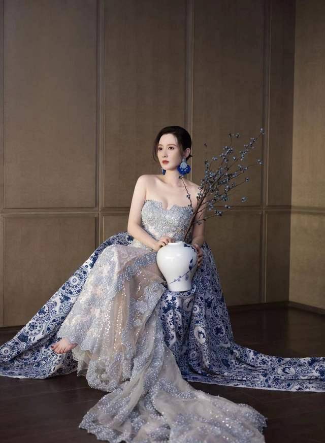 原创张萌红毯挑战时尚时尚裙却撞衫吴宣仪论身材姜还是老的辣