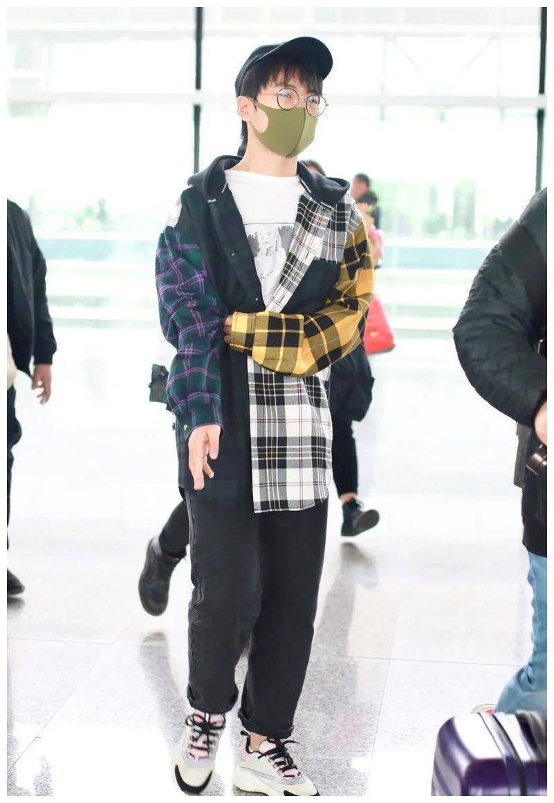 郭麒麟时髦造型羽绒服运动裤潮流范十足这比郭德纲会穿