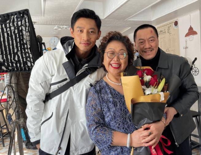 原创51岁雪村近照曝光和杜海涛妈一起拍戏片场表情严肃令人生畏