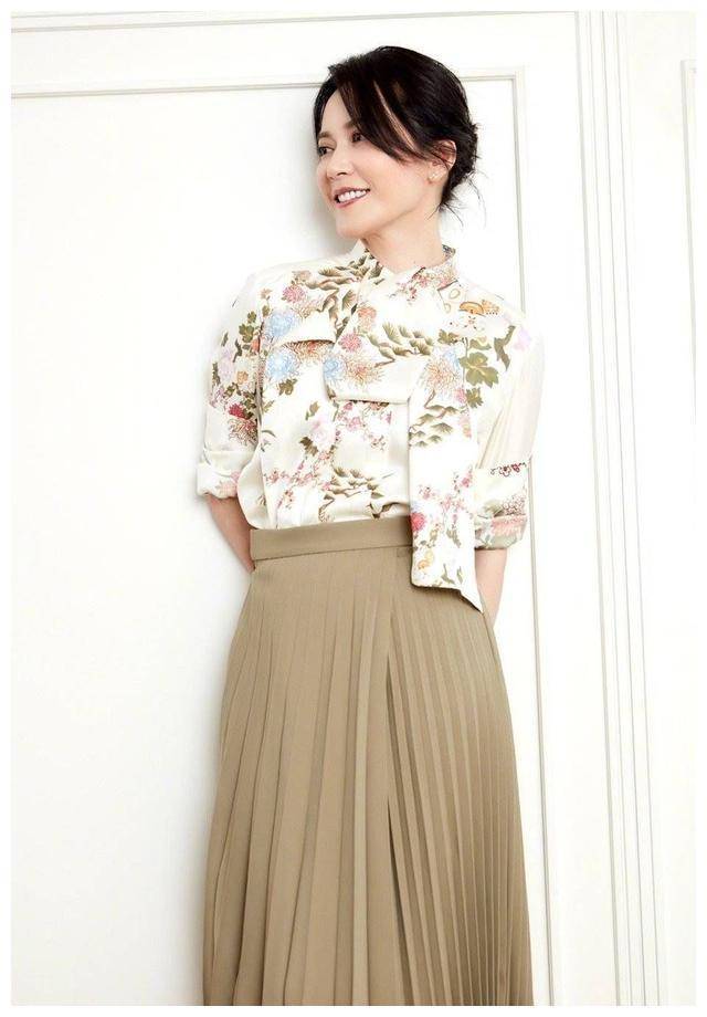 原创俞飞鸿好心机穿白色衬衫故意敞开领口白皙肌肤自带冻龄感