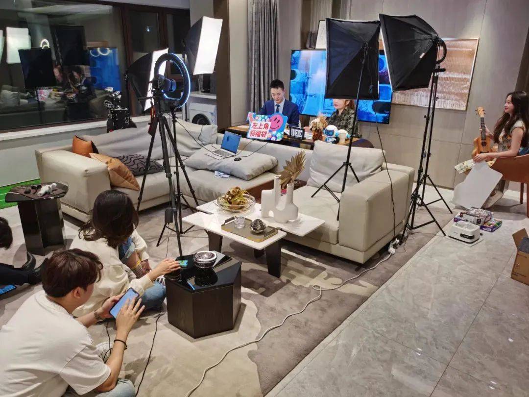 准备工作从人开始,直播的人员配置一般需要1名运营,1-2名主播,1名场控