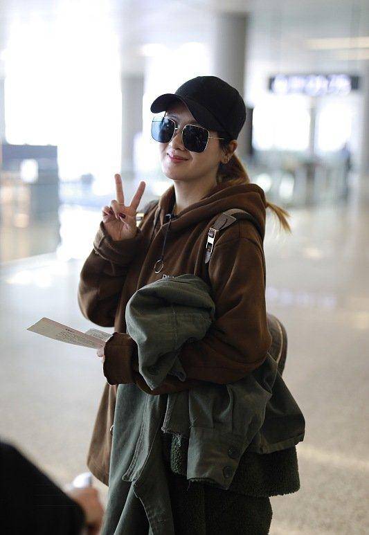 22岁一夜爆红,嫁大8岁老师,二婚嫁小鲜肉,如今家庭美满_景超_李佳璘