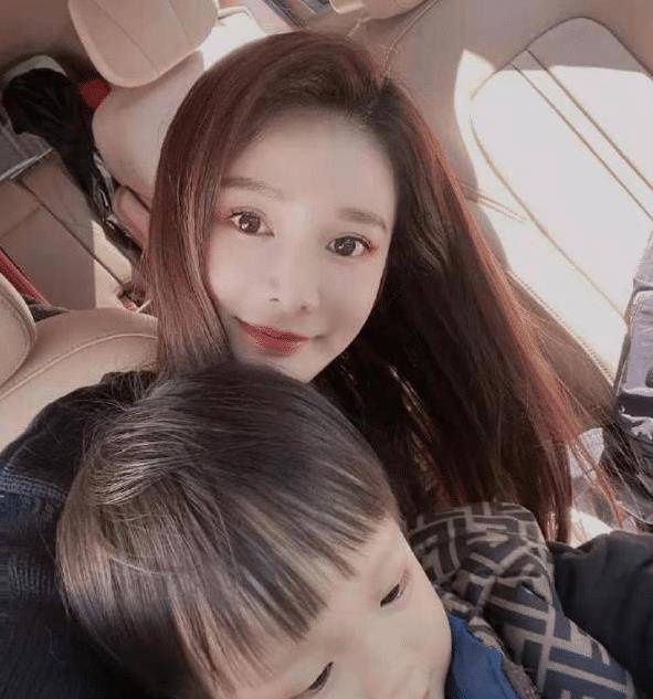 曝光,20岁皮肤美白少女感十足,凭一张脸嫁入豪门_卓亨瑜_回应_网友