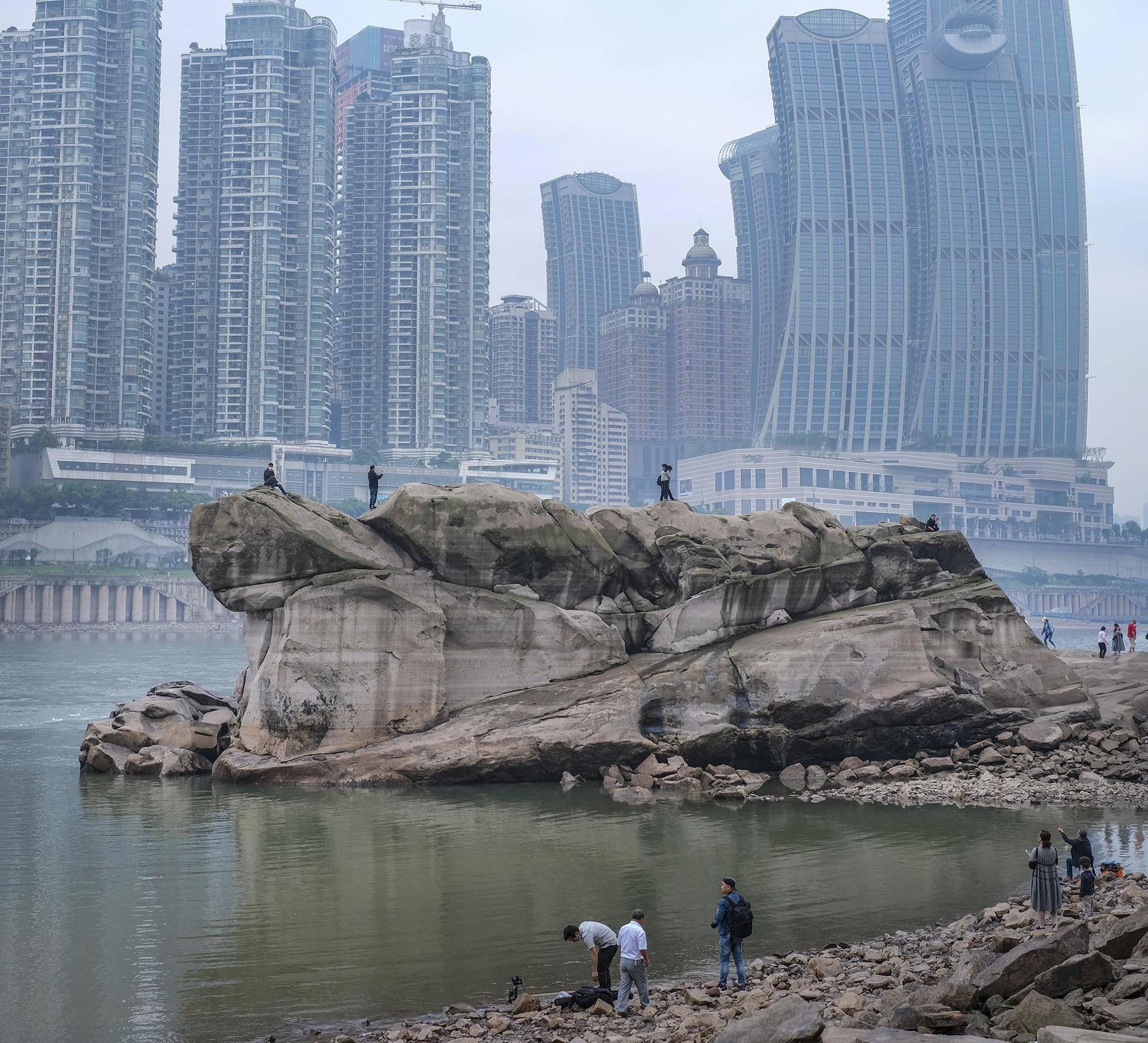 重庆，沉寂江底30年乌龟石，爆红！众人翻栏杆打卡，是堵还是疏？