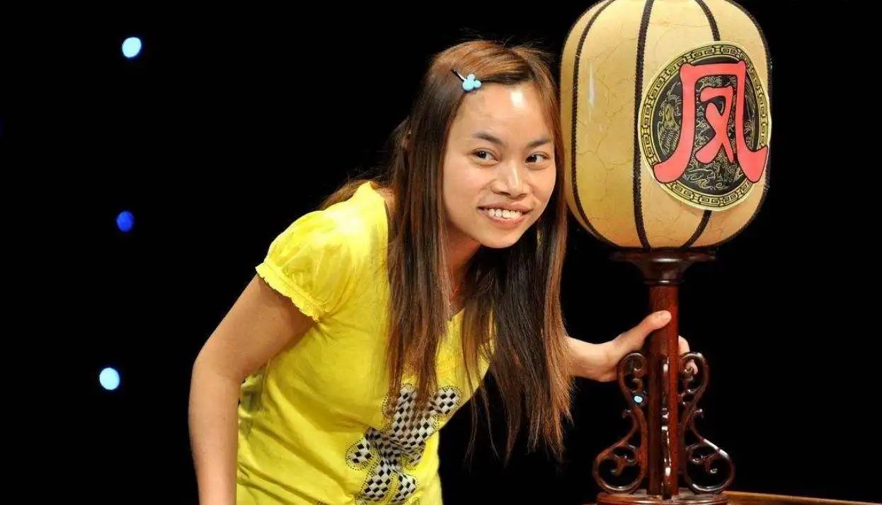 修脚擦鞋“竞选”总统，扬言宁死不回国的凤姐，现在过得好吗？