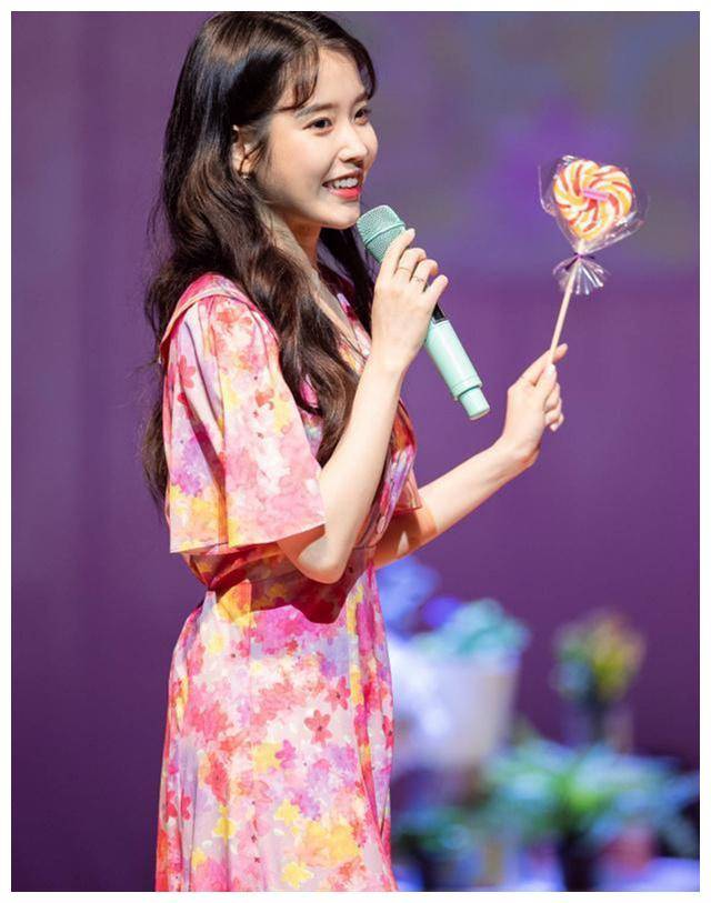 学iu李智恩穿碎花裙,温柔又清新_iu_裙子_花纹