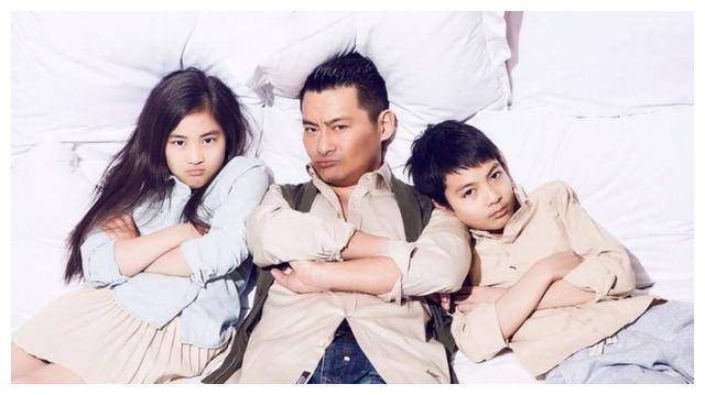 原创景岗山16岁女儿放弃熟女风大波浪变黑长直穿卫衣少女范儿十足