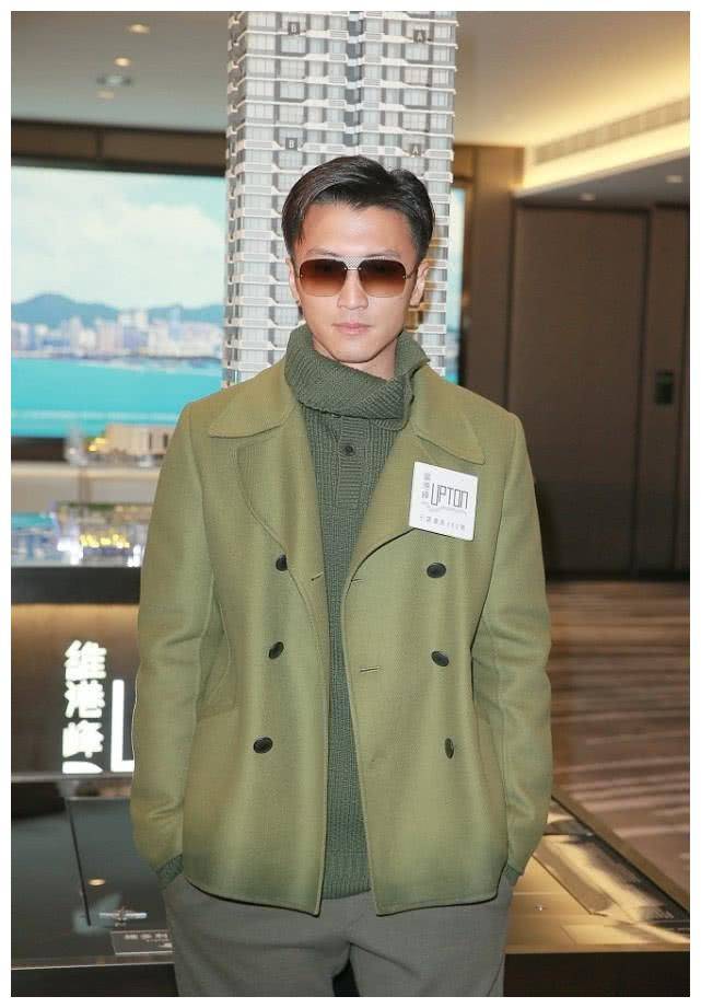 原创谢霆锋外穿绿色呢大衣搭一条小脚裤手插口袋凹造型很有范