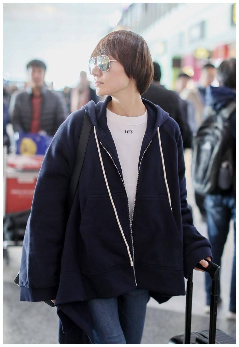 原创42岁袁泉气质真好蓝色外套配t恤简约随性朴素衣着难掩高级感