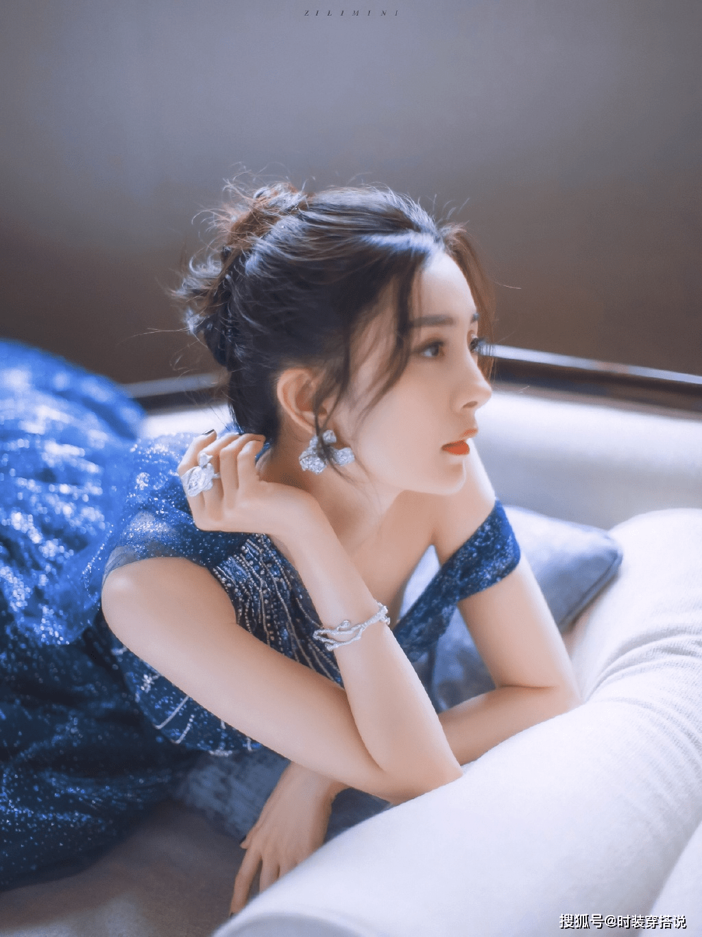 迷人的小妖精杨幂绝美盘发造型释出犹如20岁小姑娘般美丽动人