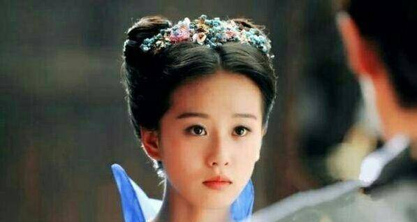 的广绣琉仙裙作为礼物送给龙葵,而景天刚好去当铺把这件衣服送给了她