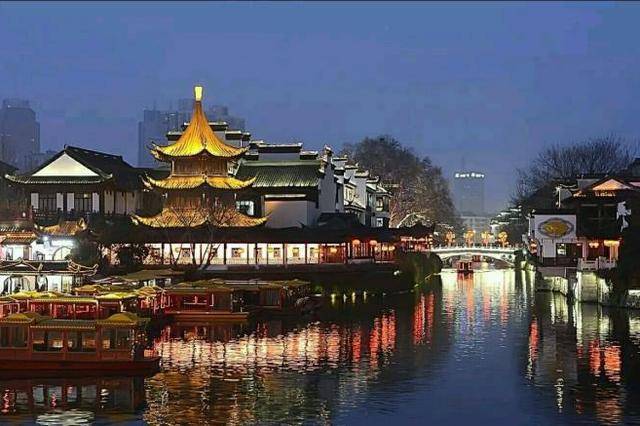 藏在南京的开放式景区，藏有我国最大的古街寺庙，还是一5A级景区